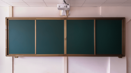 Раздвижная меловая доска на рельсовой системе, 4 рабочие поверхности